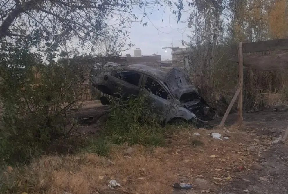 Iba alcoholizado, terminó en un desagüe y se le incendió el auto 