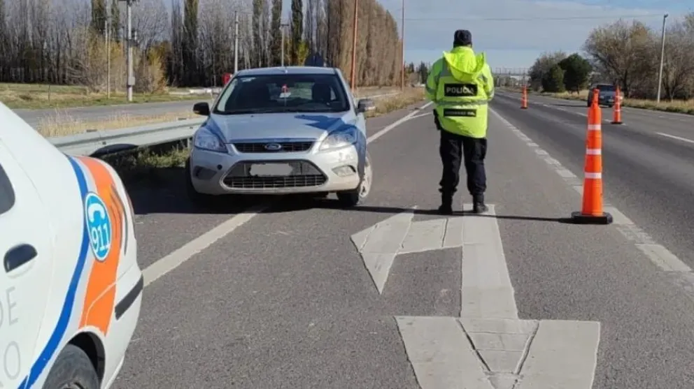 No llegó muy lejos: robó un auto, reventó un neumático y fue detenido haciendo dedo en la región