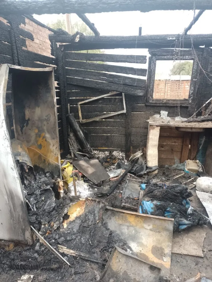 Una familia perdió su casa y pide donaciones para protegerse del frío