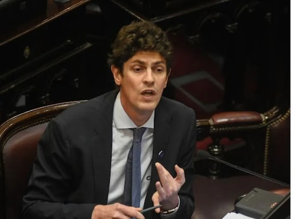 Lousteau propone que un senador gane lo mismo que un director de escuela