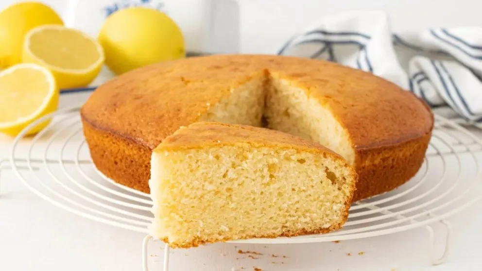 Hacé una torta de limón súper esponjosa, sin leche ni manteca 