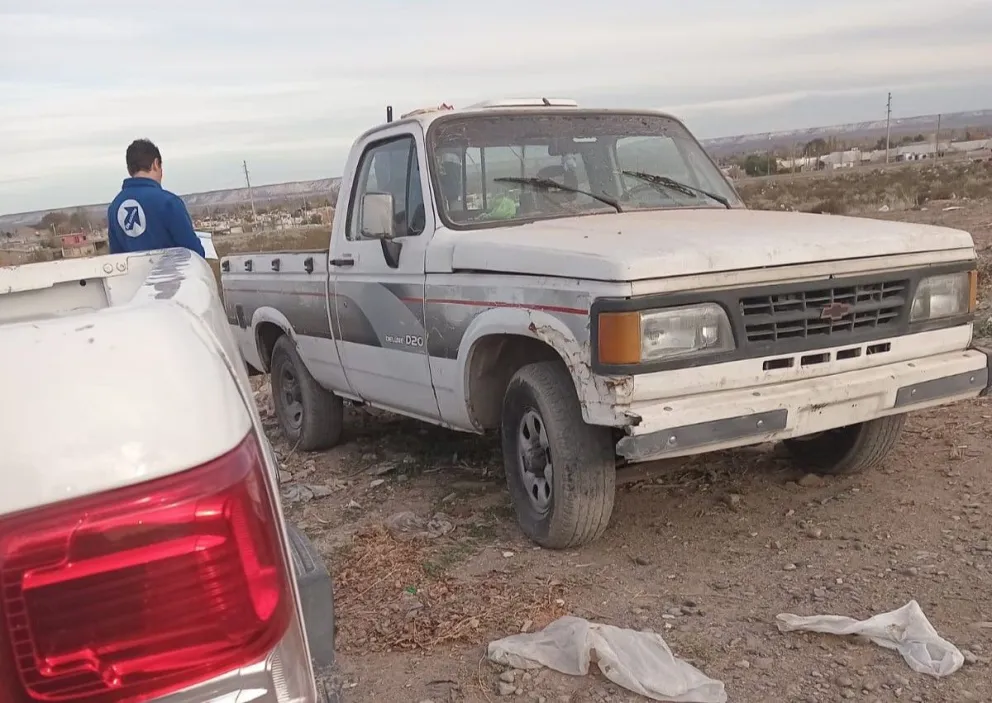 Nuevamente, el Municipio expuso a dos vecinos por arrojar basura en una entrada de Roca