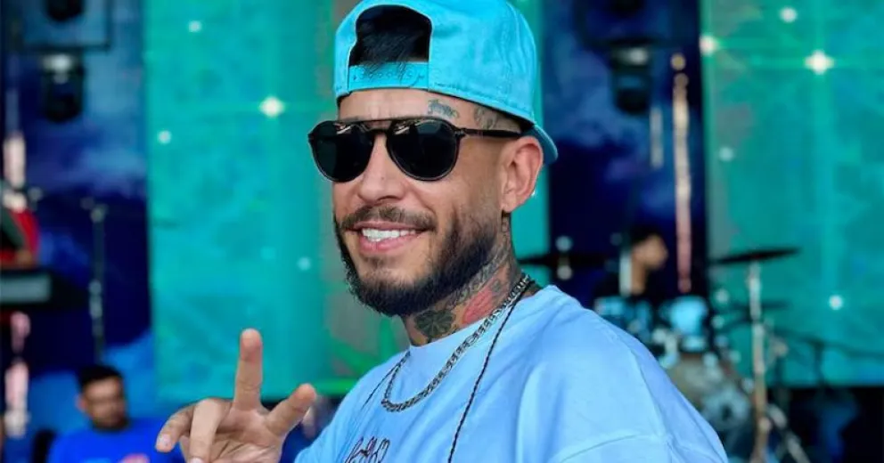 Un gesto inesperado: Ulises Bueno se quedó varado en Ezeiza y ofreció un show improvisado