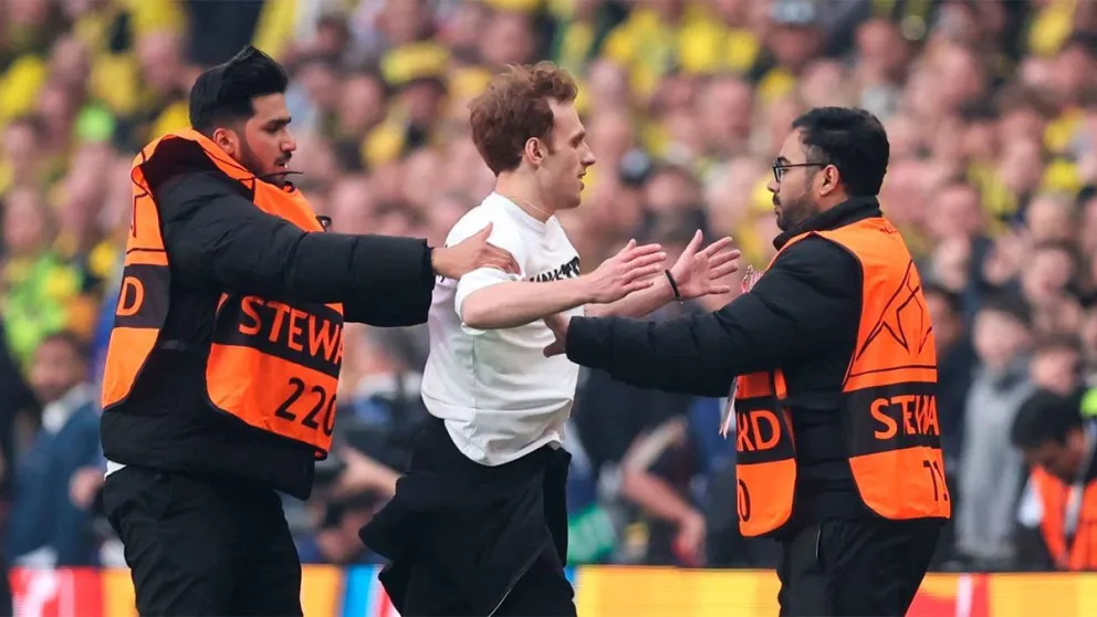 Video: así fue la insólita invasión que frenó la final de la Champions League