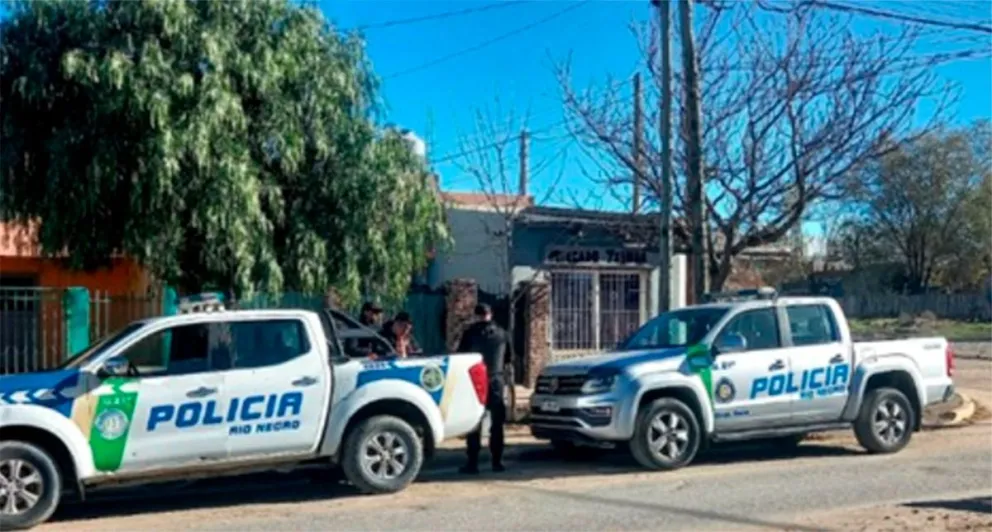 Allanamientos en Roca: Encontraron un arma y vestimenta policial robada