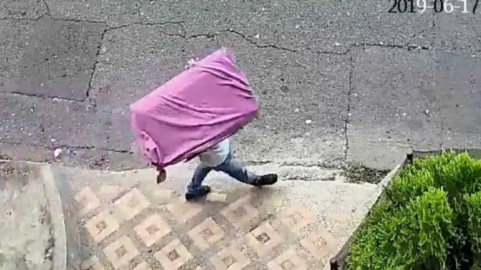 No disimuló ni un poco para robar: Se llevaba al hombro un televisor por calle Tucumán 