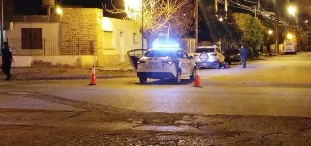 Dos delincuentes fueron sorprendidos intentando llevarse un auto de un garaje