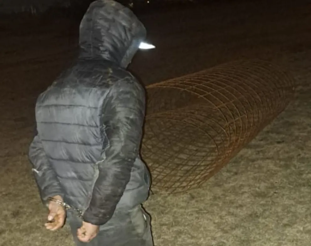 Se llevaba los materiales de una obra en construcción para su casa y terminó detenido 