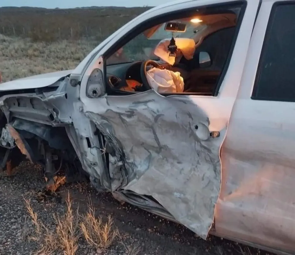  Fuerte choque entre una camión y una camioneta sobre Ruta 22
