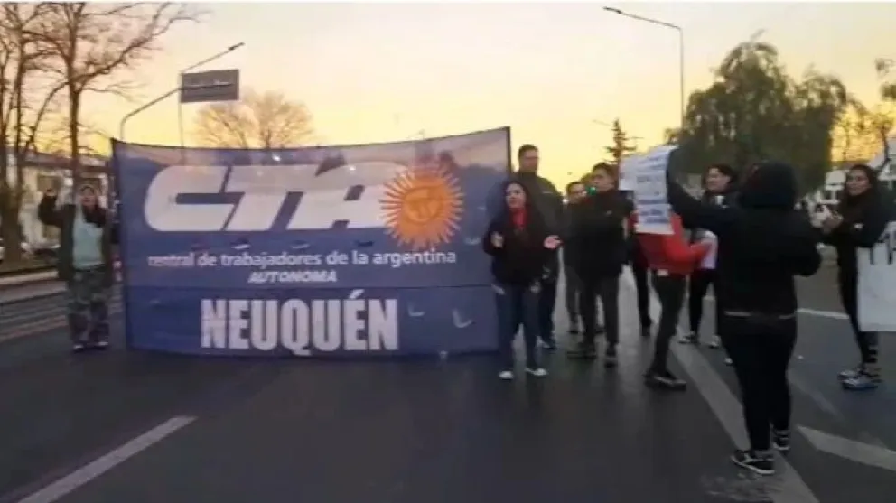 Tránsito complicado sobre ex Ruta 22: trabajadores realizan una manifestación