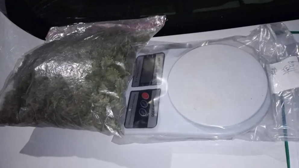 Estaban mal estacionados, llamaron a la policía y les encontraron marihuana 