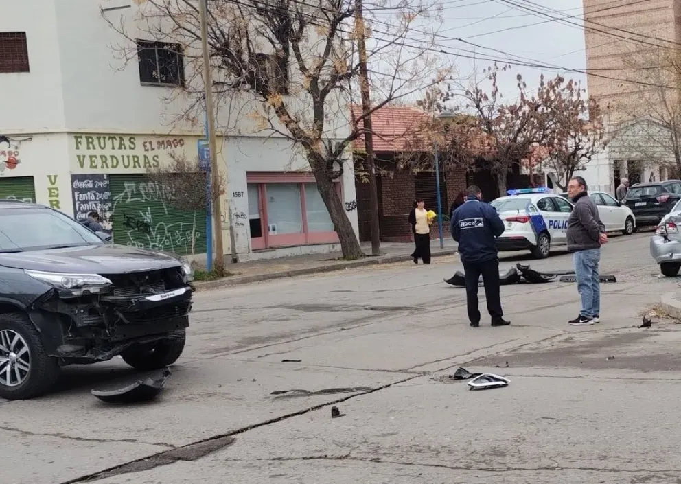 Fuerte choque entre tres vehículos en Mitre y Chacabuco