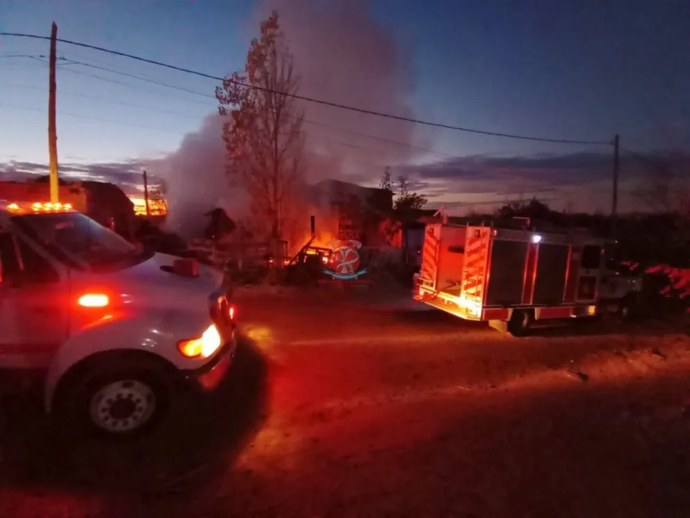 Incendio en Quinta 25: Bomberos lograron controlar el fuego en una vivienda de madera