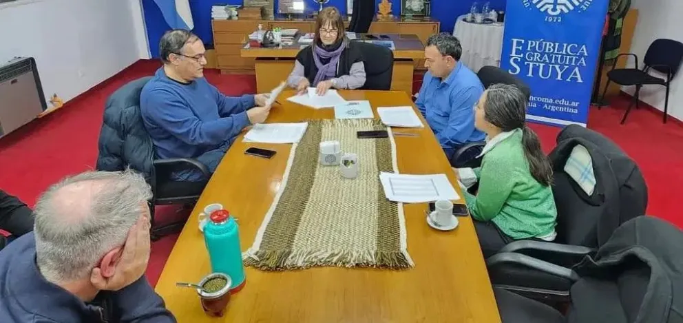 Aguas Rionegrinas y la UNCo firmaron un convenio para apoyar la universidad pública   