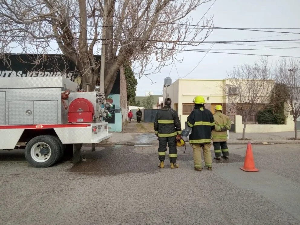 Bomberos intervinieron a tiempo en una vivienda del centro de Roca