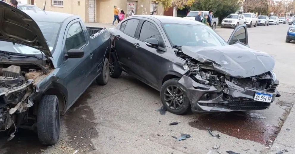 Impactante accidente cerca de una escuela primaria en Roca