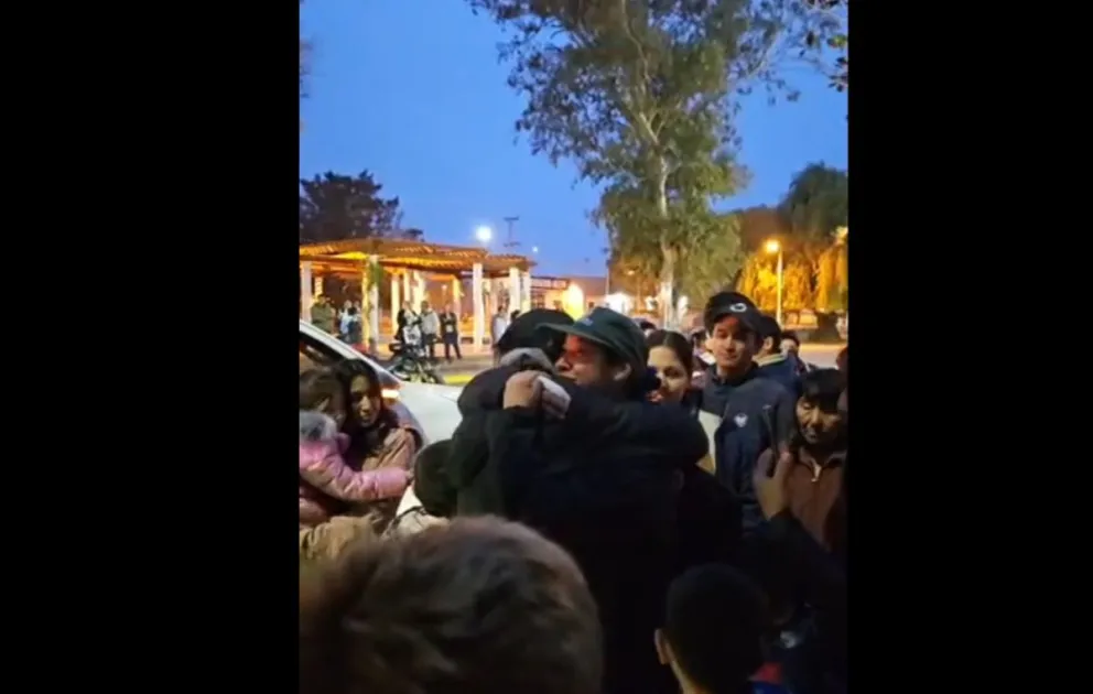 Emotiva bienvenida para Emanuel, el joven que perdió todo en un incendio pero salió adelante