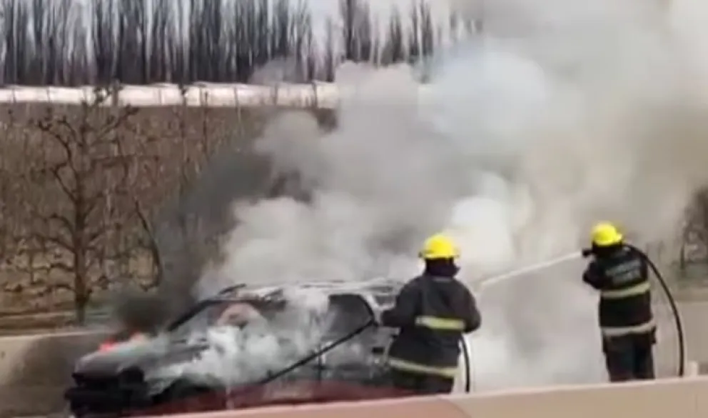 Un auto se quemó por completo sobre Ruta 22 