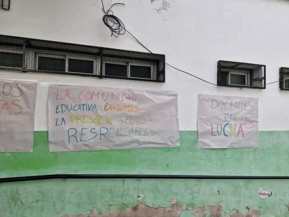 Una escuela del Alto Valle organizó una "sentada" como protesta por intoxicaciones