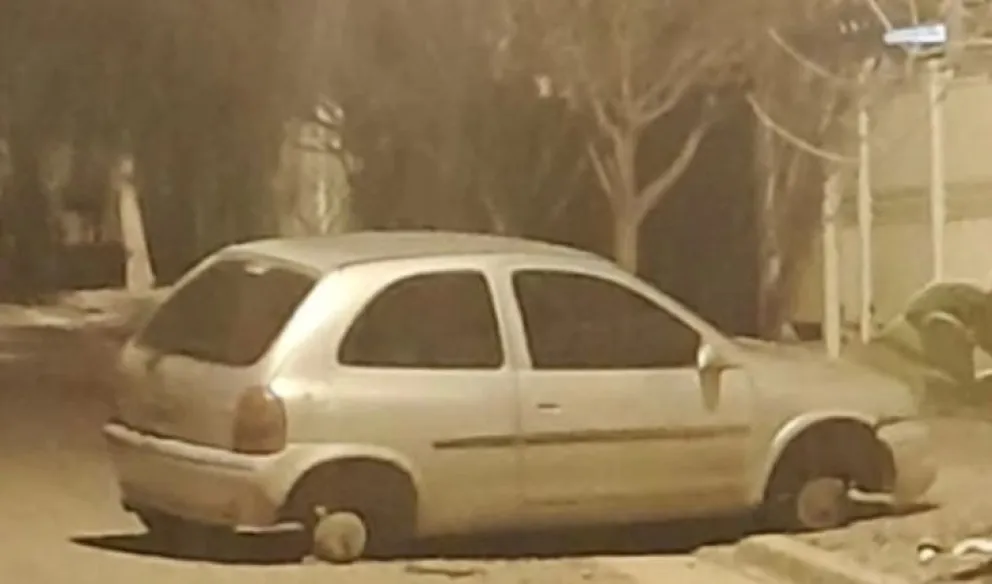 Le robaron las ruedas del auto en la puerta de su casa