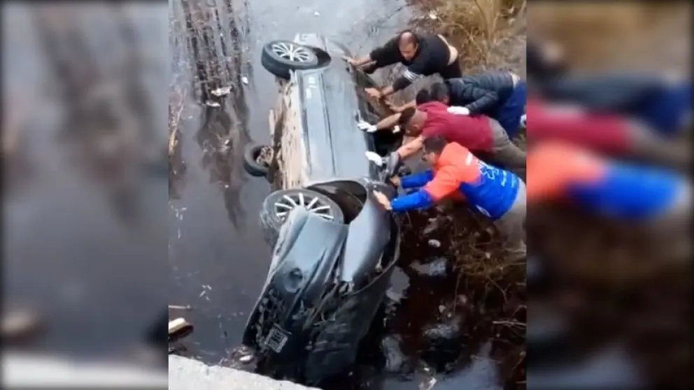 Un auto con una pareja de abuelos volcó y quedó adentro de un desagüe