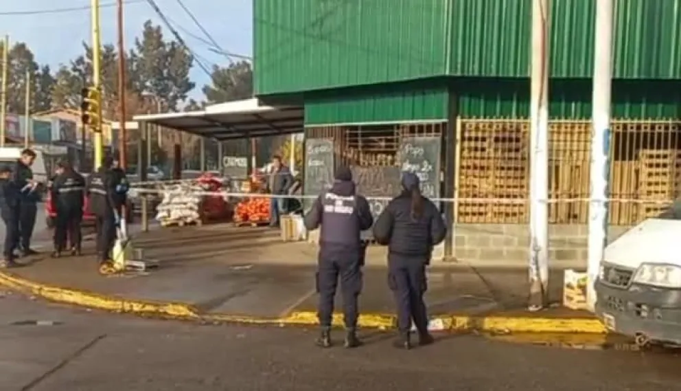 Investigan la muerte de un hombre en un depósito de frutas y verduras 