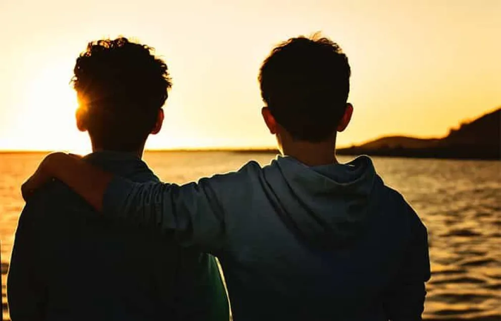 Dos hermanos buscan una familia que pueda adoptarlos