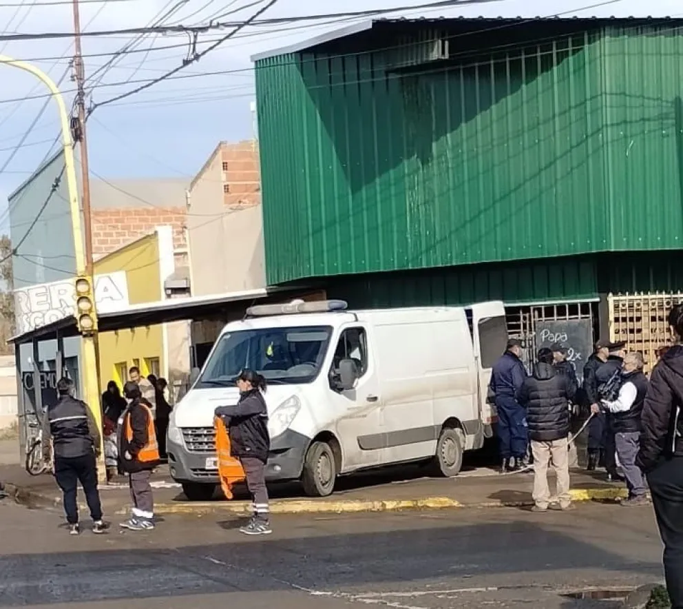 La fiscalía investiga tras la aparición de un hombre muerto en las rejas de un depósito
