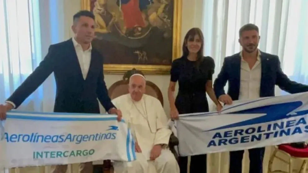 El Papa Francisco se reunió con representantes laborales y posó con la bandera de Aerolíneas Argentinas