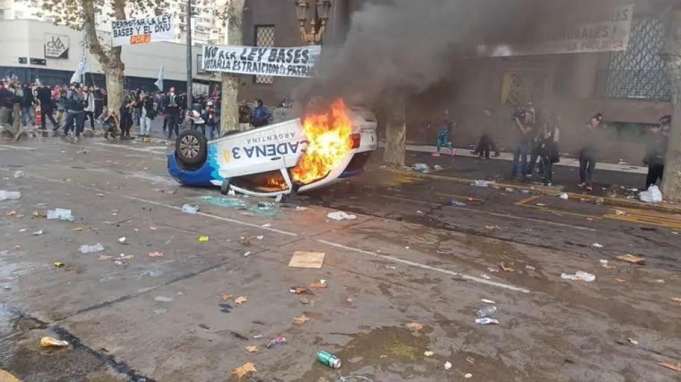 Repudio por parte de ADEPA y ARPA por el incendio de un móvil de Cadena 3