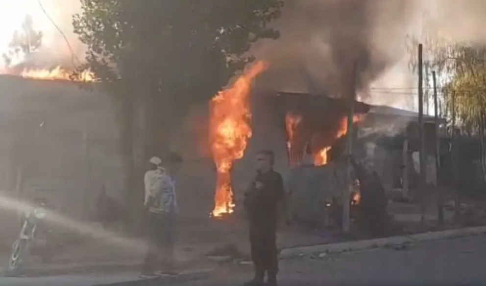 Una familia del barrio Fiske Menuco perdió todo por el incendio de su vivienda 