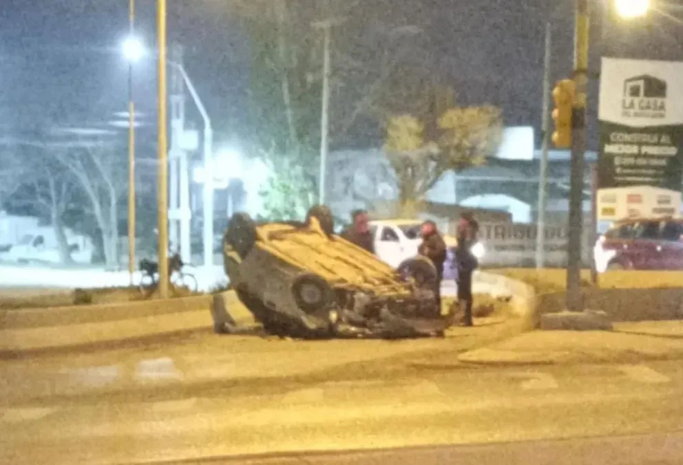 Conductora resultó con una fractura tras volcar cuando escapaba de un control