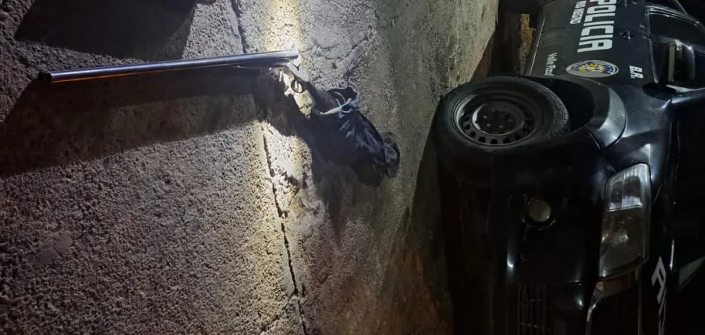 Dos detenidos por llevar una escopeta doble caño con municiones