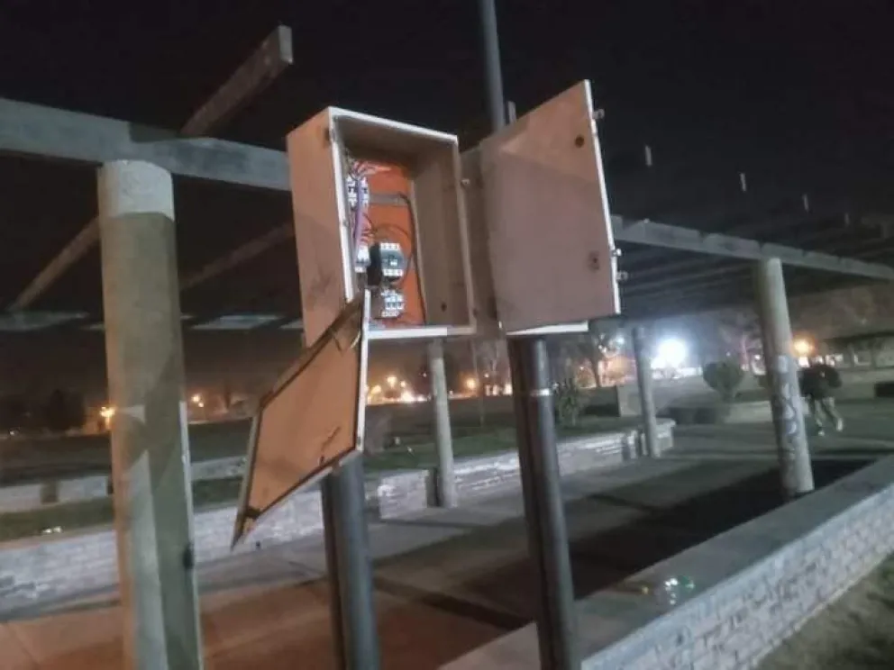 Nuevamente robaron cables y causaron destrozos en una ciudad del Alto Valle
