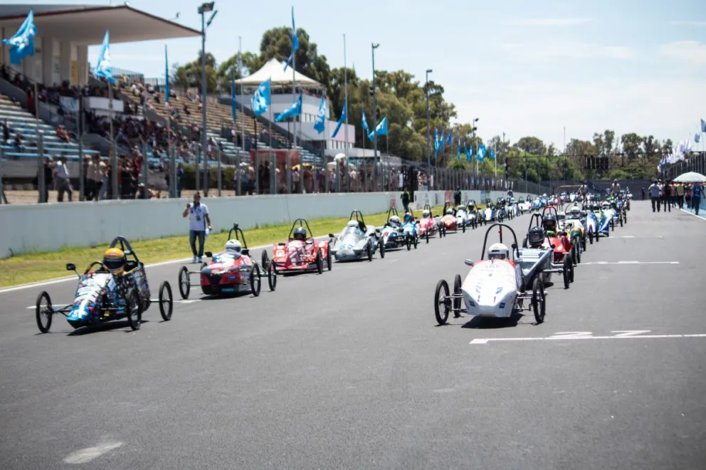 Estudiantes del CET 1º de Roca buscan sponsors para el desafío Eco YPF 2024 