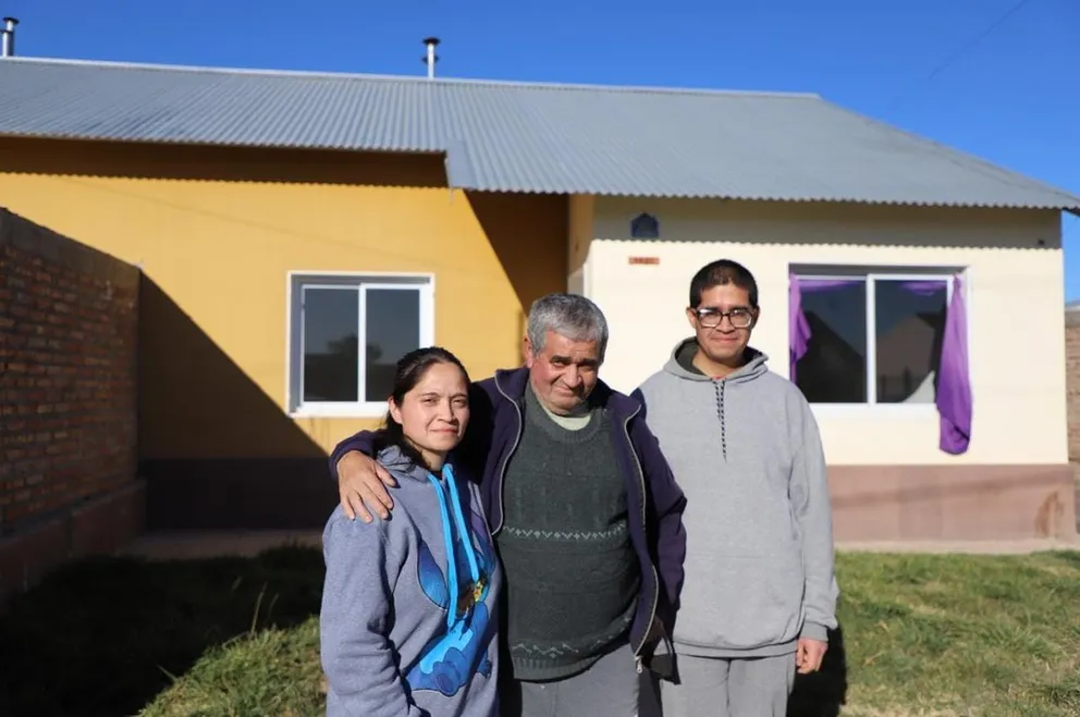 Dos familias de la región recibieron la llave de su casa recuperada por un plan del IPPV