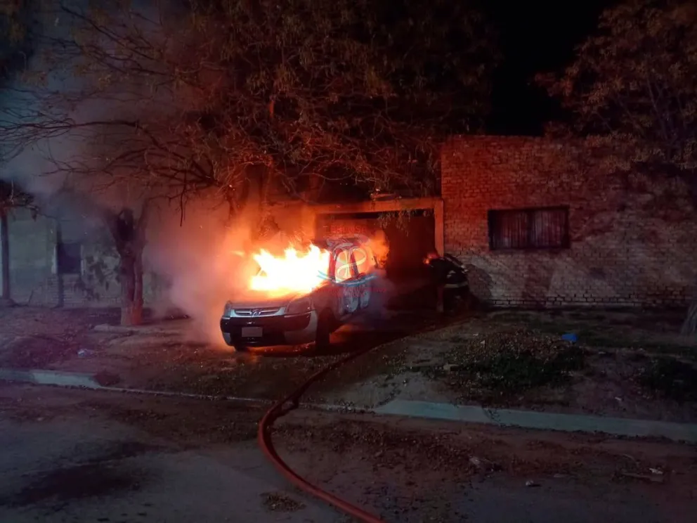 Bomberos voluntarios lograron controlar el fuego en una vivienda de Roca