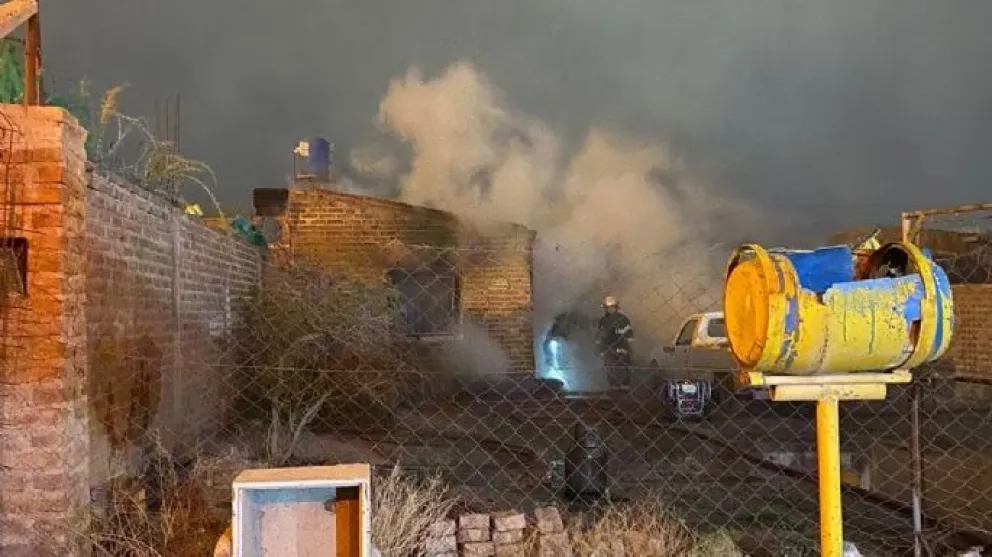 Se incendió una vivienda con una persona en su interior en Centenario 