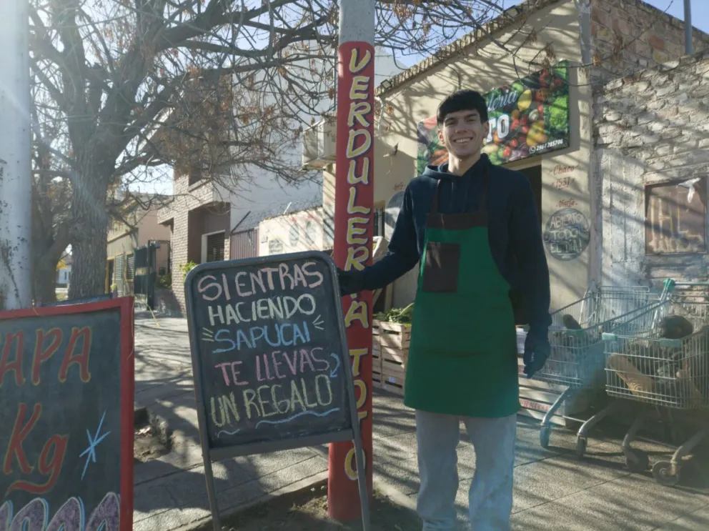 Nico abrió su propia verdulería en Roca y sorprende a la gente con sus llamativos carteles