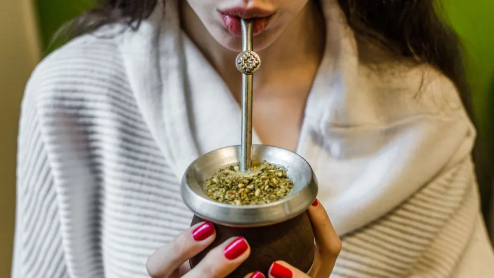 Descubre la fruta que se le puede agregar al mate y ayuda a fortalecer tus defensas