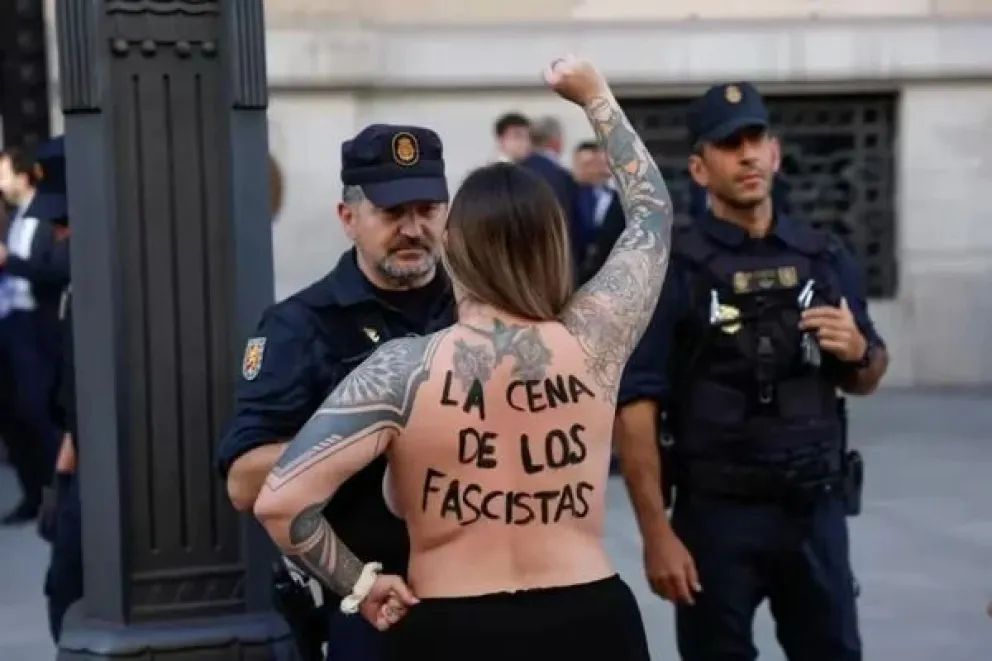 Protesta feminista en Madrid: militantes rechazan premio a Milei
