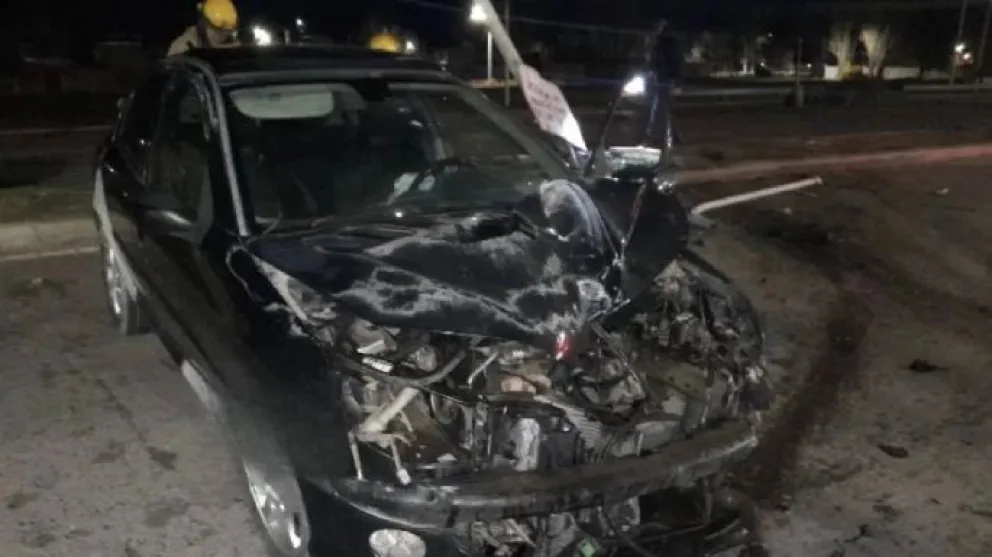 Perdió el control e impactó contra un poste de luz de Ruta 22 