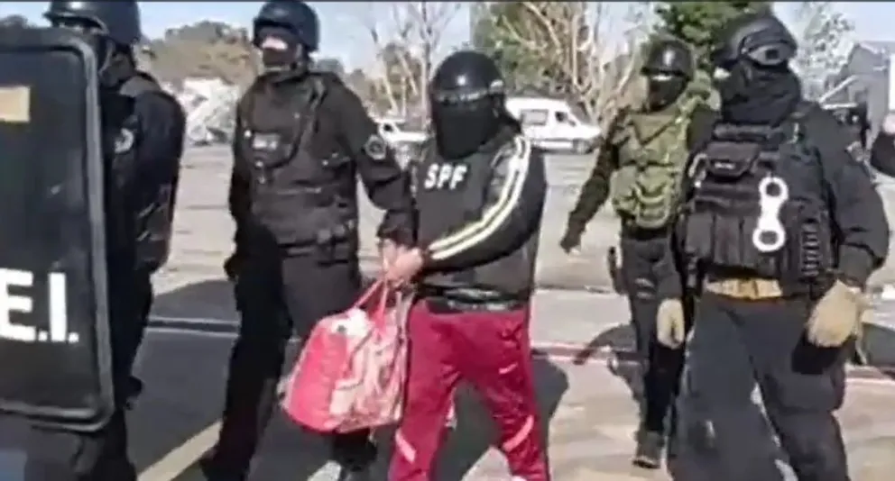 VIDEO: Trasladaron a Ezeiza a dos presos alojados en Río Negro y Neuquén