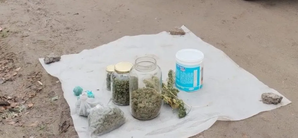 Se negó a identificarse y le encontraron drogas y una escopeta en el auto