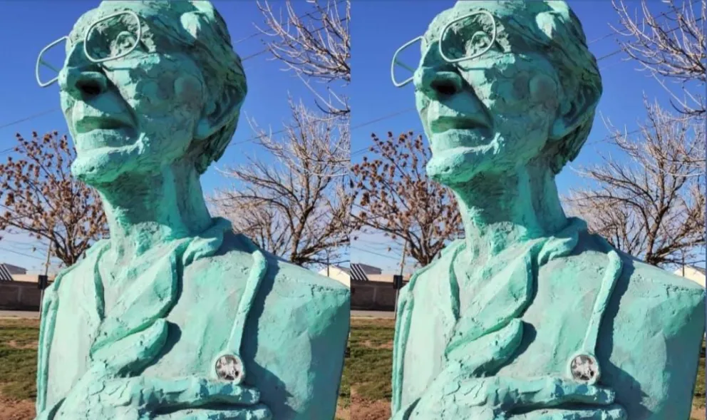 Continua el vandalismo en el Alto Valle: destruyeron la escultura del doctor del pueblo