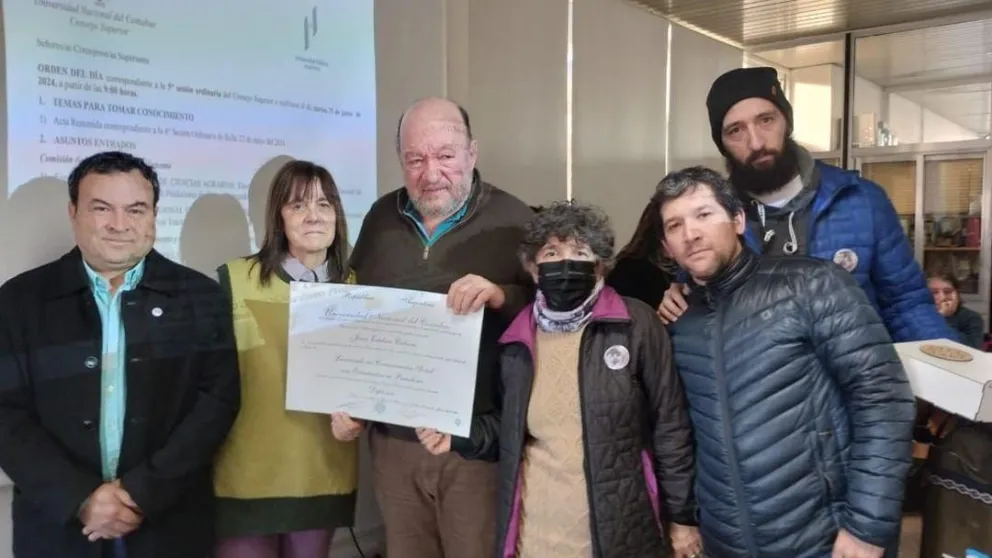 La Universidad del Comahue hizo entrega del diploma a la familia de Juan Caliani 