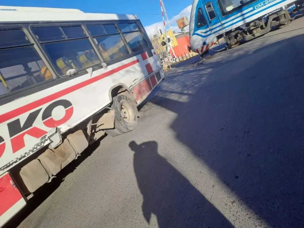 Un colectivo de la empresa Kokó chocó al Tren de pasajeros