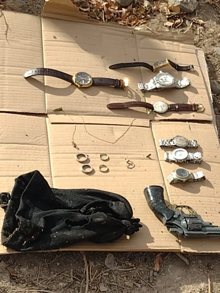Siguen los trabajos tras el asalto a joyero: La policía recuperó elementos sustraídos y armas