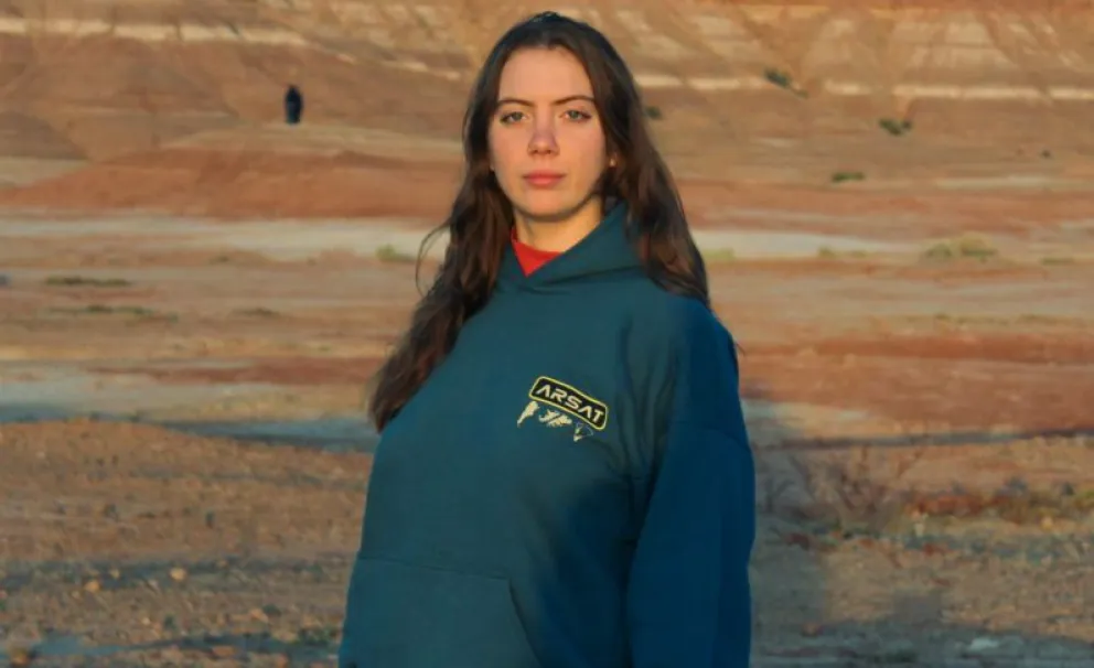 Son de Roca: Crearon los buzos ARSAT que son un éxito y apoyan una causa solidaria