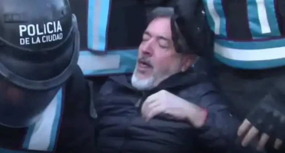 Rodolfo Aguiar resultó afectado por gases pimienta y retenido por la policía de Buenos Aires